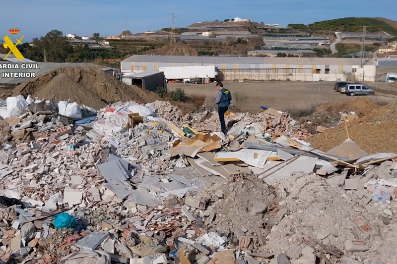 Imagen de vertido de residuos localizados por la Guardia Civil