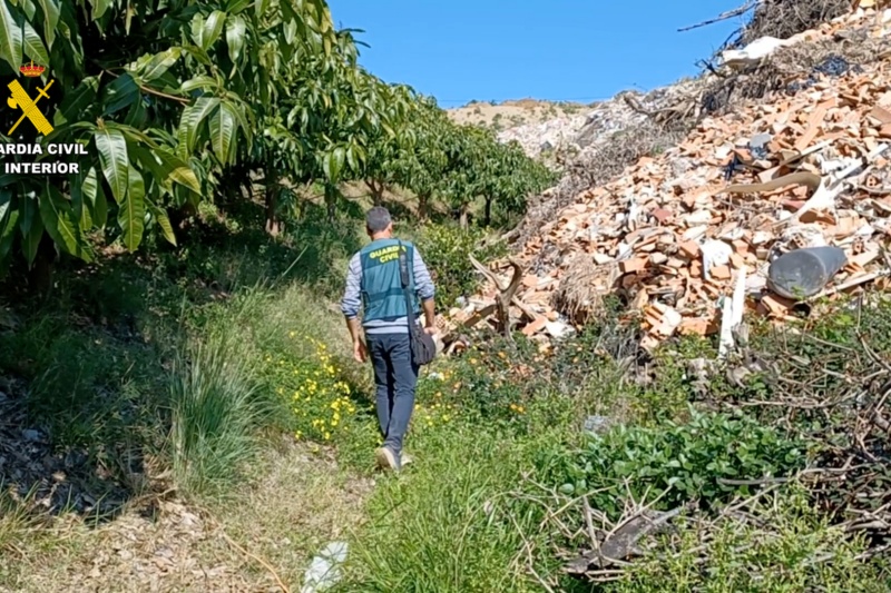 Guardia Civil en una zona de vertido de residuos sólidos