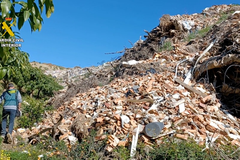 Guardia Civil en una zona de vertido de residuos sólidos