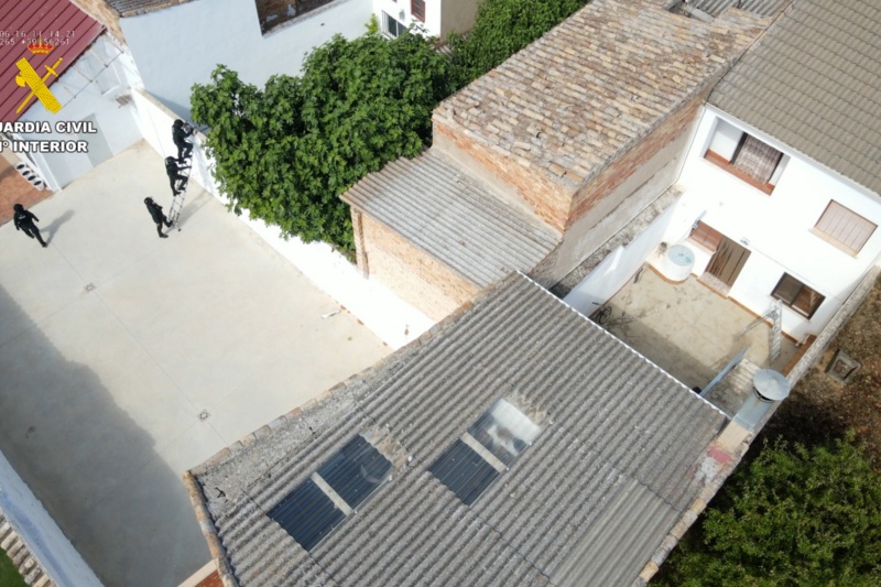 Guardias civiles accediendo al interior de la vivienda de uno de los detenidos Guardias civiles accediendo al interior de la vivienda de uno de los detenidos