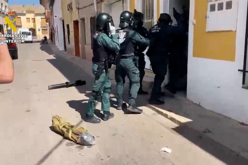 Guardias civiles accediendo al interior de la vivienda de uno de los detenidos Guardias civiles accediendo al interior de la vivienda de uno de los detenidos