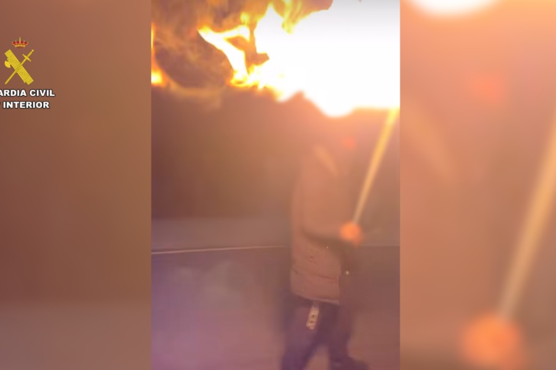 Asistente portando antorcha