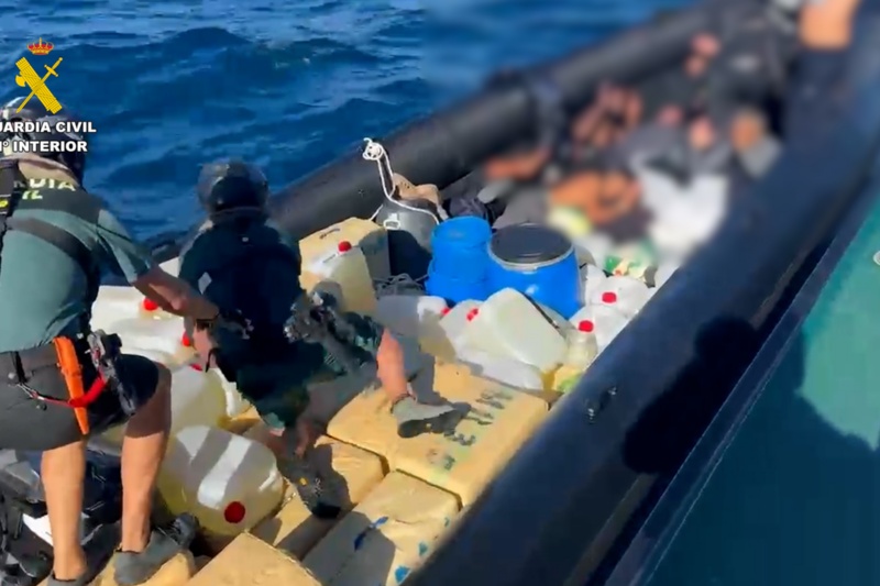 Momento de la interceptación por parte de la Guardia Civil de una narcolancha con tres toneladas de hachís en la costa de Huelva deteniendo a sus ochos tripulantes e incautando 76 fardos de droga