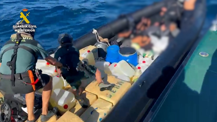 La Guardia Civil intercepta una narcolancha con tres toneladas de hachís en la costa de Huelva