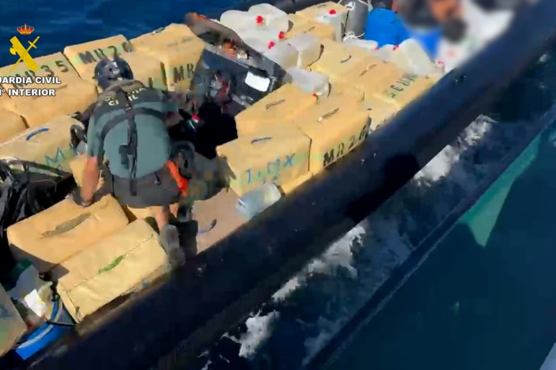 Momento de la interceptación por parte de la Guardia Civil de una narcolancha con tres toneladas de hachís en la costa de Huelva deteniendo a sus ochos tripulantes e incautando 76 fardos de droga