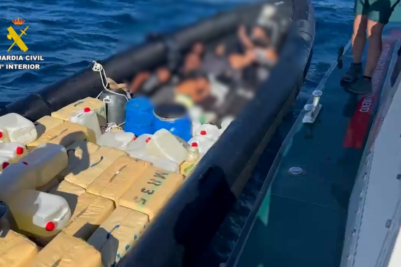 Momento de la interceptación por parte de la Guardia Civil de una narcolancha con tres toneladas de hachís en la costa de Huelva deteniendo a sus ochos tripulantes e incautando 76 fardos de droga
