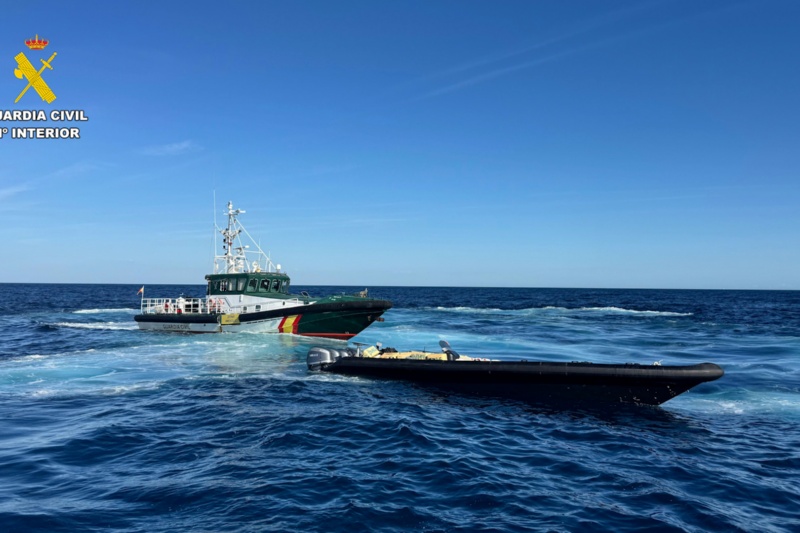 Momento de la interceptación por parte de la Guardia Civil de una narcolancha con tres toneladas de hachís en la costa de Huelva deteniendo a sus ochos tripulantes e incautando 76 fardos de droga