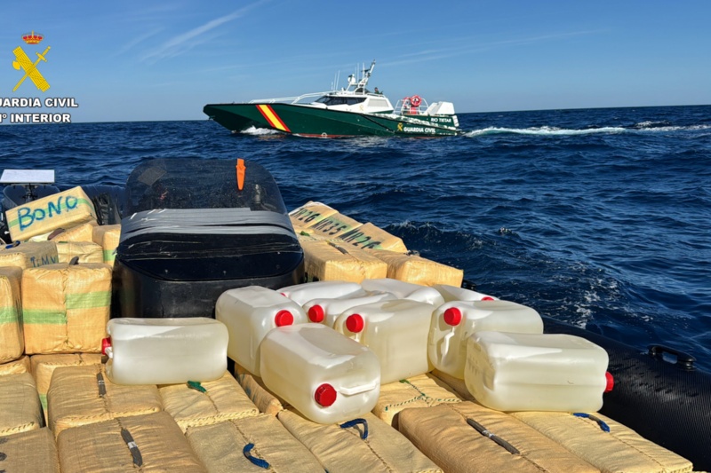 Momento de la interceptación por parte de la Guardia Civil de una narcolancha con tres toneladas de hachís en la costa de Huelva deteniendo a sus ochos tripulantes e incautando 76 fardos de droga