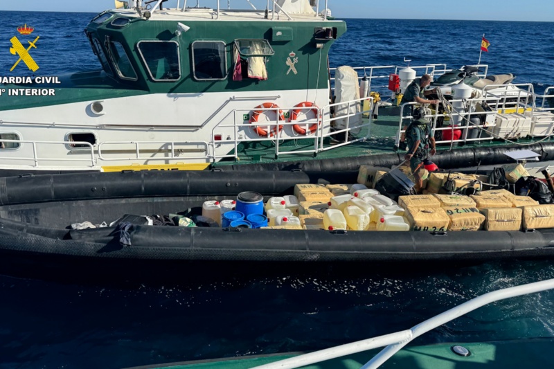 Momento de la interceptación por parte de la Guardia Civil de una narcolancha con tres toneladas de hachís en la costa de Huelva deteniendo a sus ochos tripulantes e incautando 76 fardos de droga