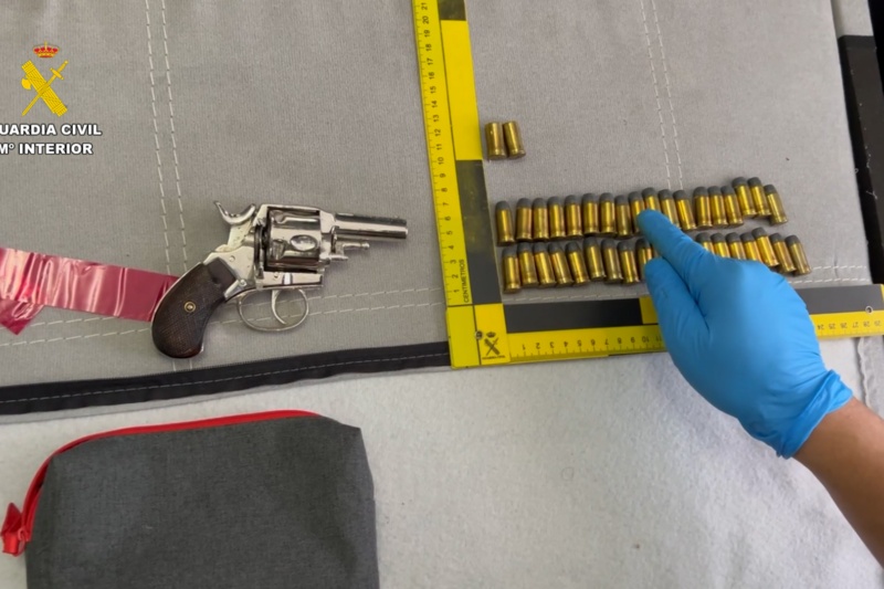 Detenidas dos personas por la posesión de múltiples armas de fuego, cartuchería y armas blancas en Alfafar (Valencia)