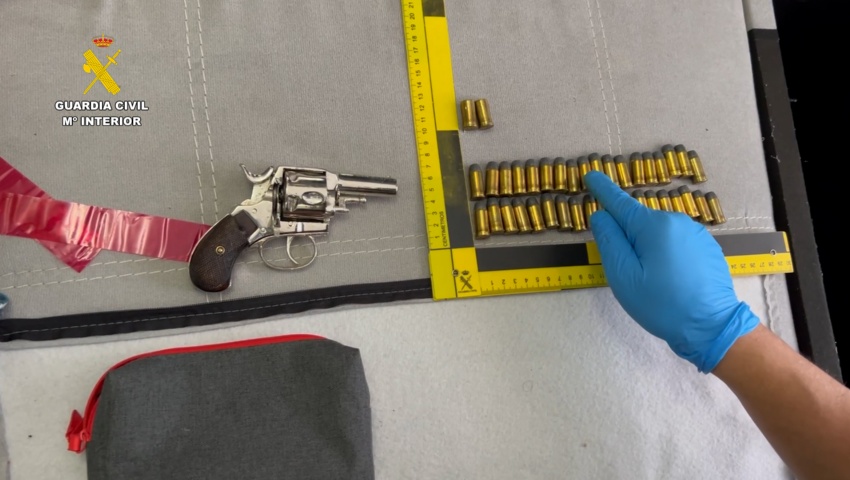 Detenidas dos personas por la posesión de múltiples armas de fuego, cartuchería y armas blancas en Alfafar (Valencia)