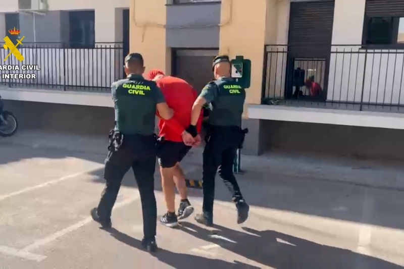 Agentes de la Guardia Civil acompañando al detenido Agentes de la Guardia Civil acompañando al detenido