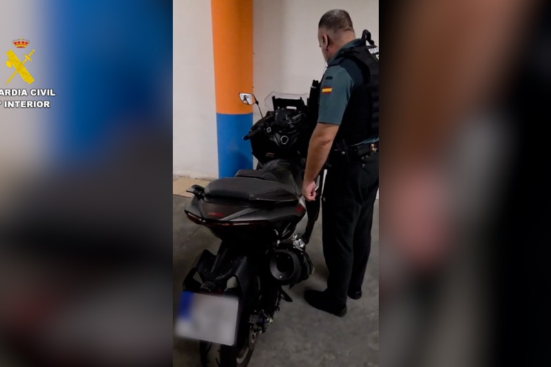 Guardia civil con uno de los vehículos