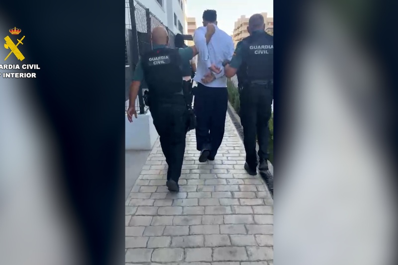 Guardias civiles con el detenido