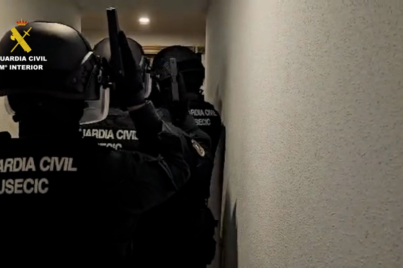 Guardias Civiles cuando van a realizar una entrada en domicilio en la Operación Travieso