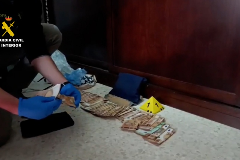 Agente guardia civil contando dinero Agente guardia civil contando dinero