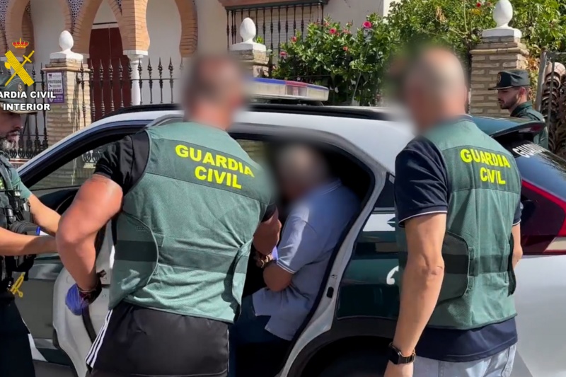 Guardias civiles custodian a un detenido Guardias civiles custodian a un detenido