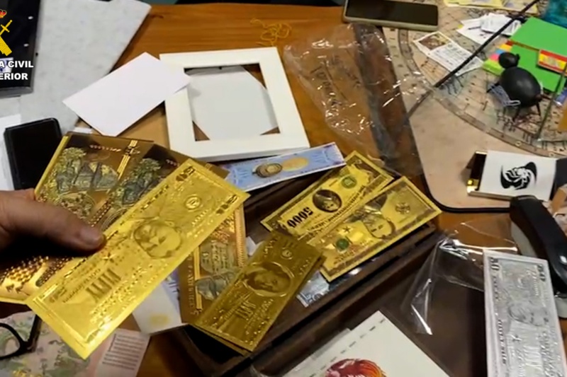 Billetes falsos en una mesa