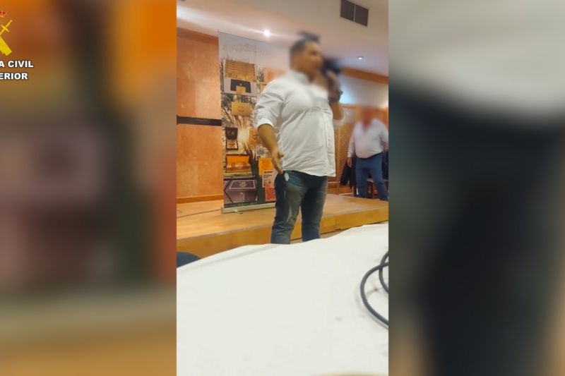 Hombre hablando por un micrófono