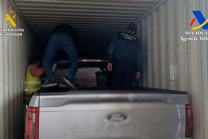 Recuperados 21 vehículos de alta gama sustraídos ocultos en contenedores en el puerto de Valencia