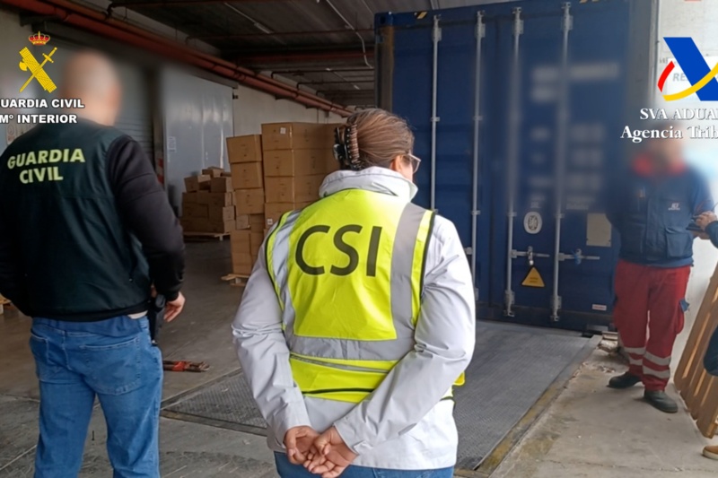 Recuperados 21 vehículos de alta gama sustraídos ocultos en contenedores en el puerto de Valencia