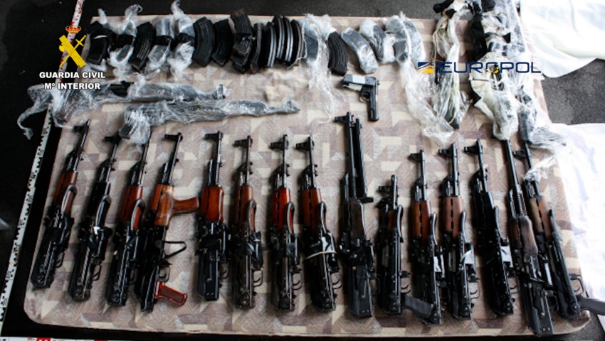 Desarticulada una organización transnacional de tráfico de armas de guerra procedente de los Balcanes