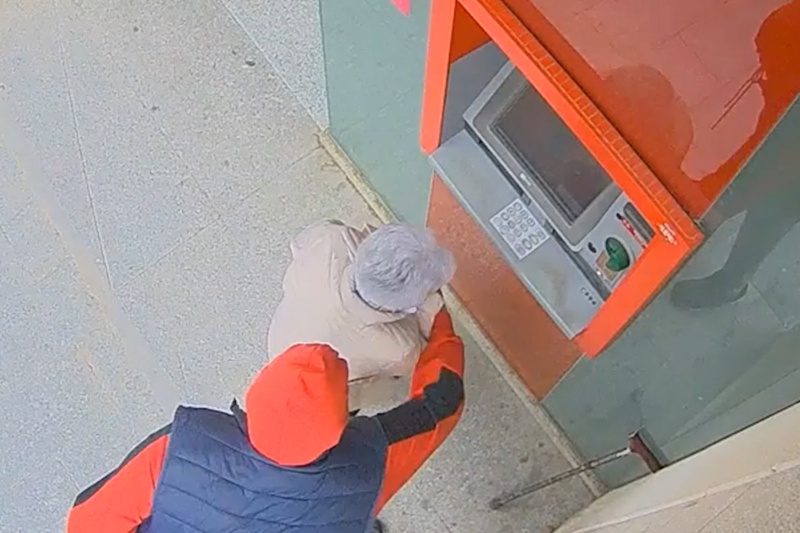 Detenido tras atracar a una mujer de 79 años cuando sacaba dinero en un cajero en Requena (Valencia)