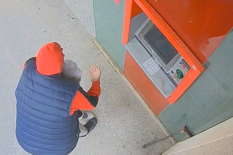 Detenido tras atracar a una mujer de 79 años cuando sacaba dinero en un cajero en Requena (Valencia)