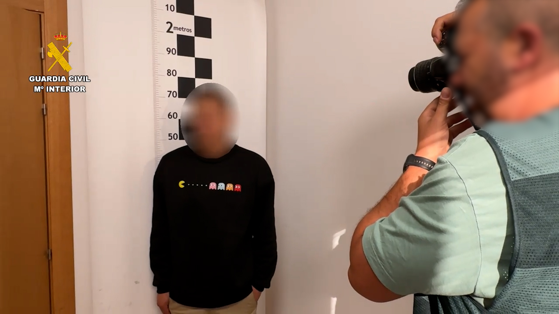 Imagen del detenido durante la toma de fotografías para la ficha policial