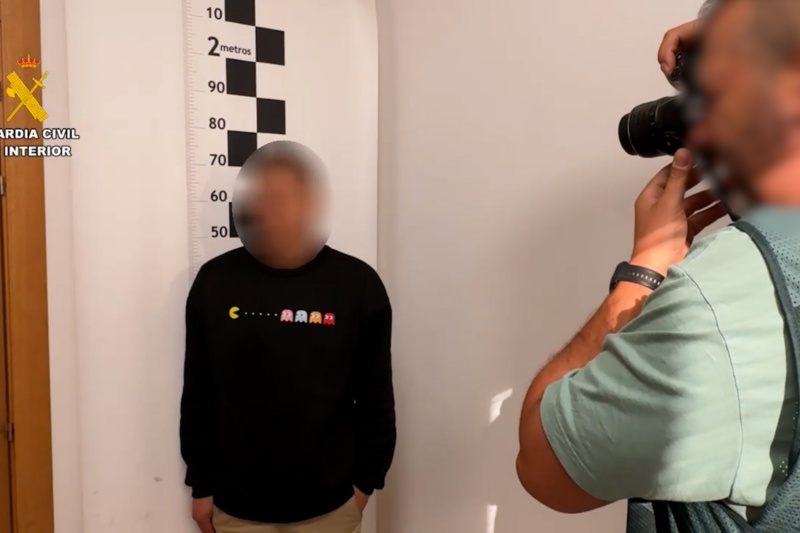 Imagen del detenido durante la toma de fotografías para la ficha policial Imagen del detenido durante la toma de fotografías para la ficha policial