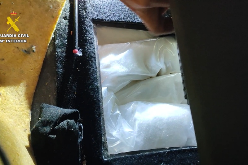 Hallados 20 kilogramos de metanfetamina ocultos en una sofisticada trampilla en un vehículo en el puerto de Denia (Alicante)