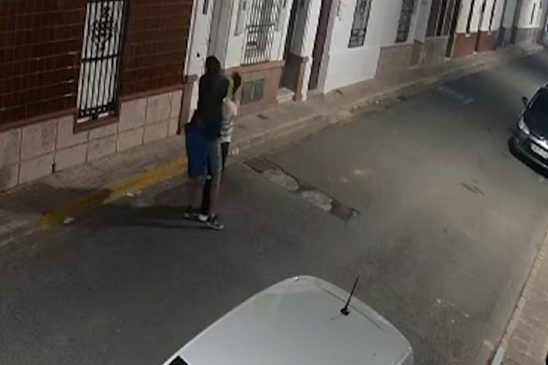 Detenido un hombre por un violento robo a una mujer en plena calle de Brenes (Sevilla)