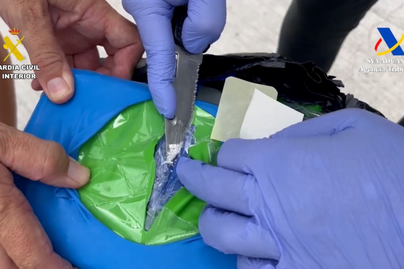 Detenidas tres personas por traficar cocaína oculta en el casco de un buque en Las Palmas