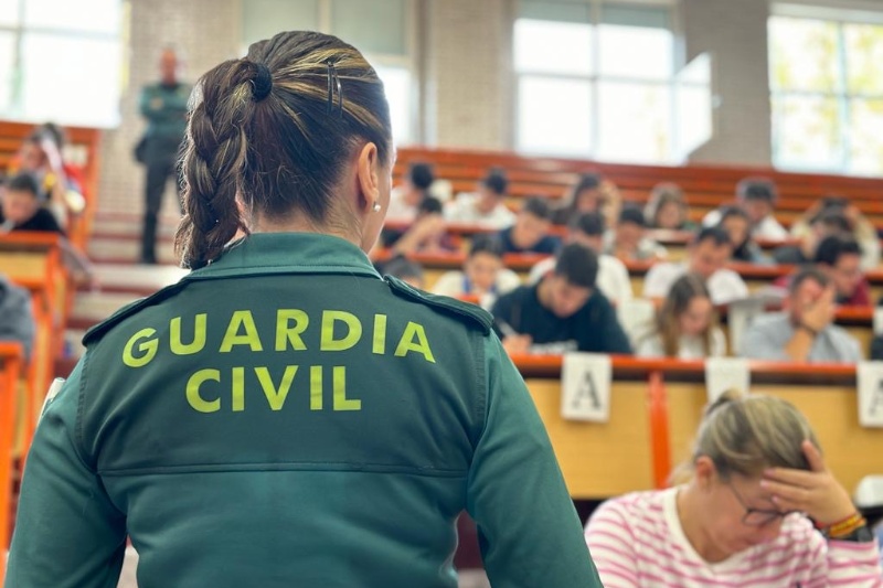 Agente Guardia Civil supervisando examen de opositores