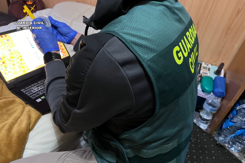 Detenida una trama acusada de estafar casi 1,6 millones de euros por internet