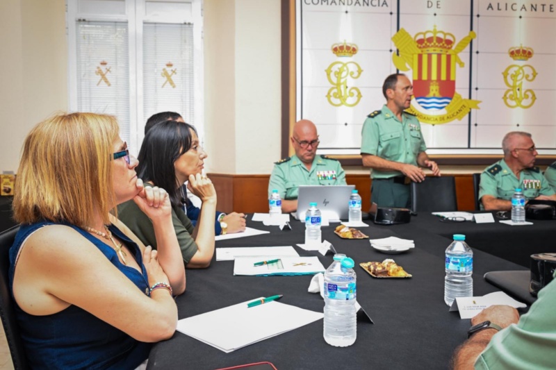 La directora general se reúne con los responsables de la Guardia Civil en Alicante