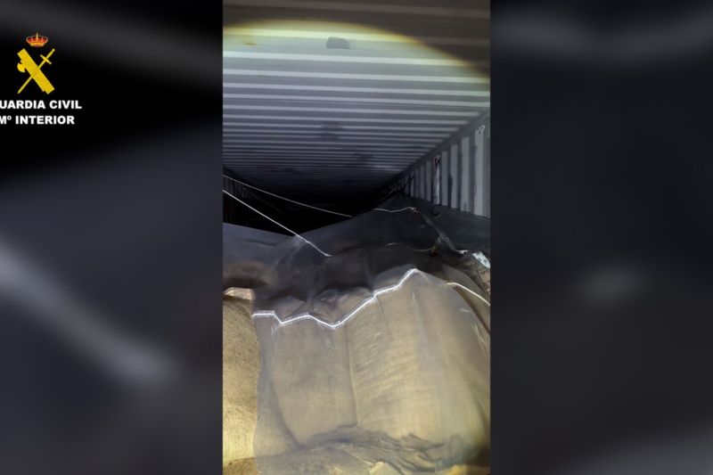 La Guardia Civil interviene 1.300 kilos de cocaína en un portacontenedores en la Bahía de Cádiz