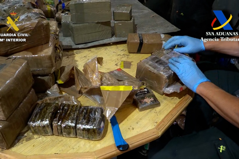 Descubiertos más de 2800 kilos de hachís en el semirremolque de un camión en el Puerto de Motril