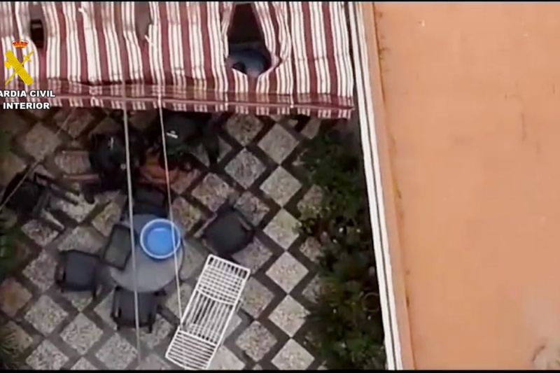 Detenido por amenazar con un arma de fuego a su expareja y huir de la Guardia Civil por la azotea de su vivienda en Benacazón (Sevilla)