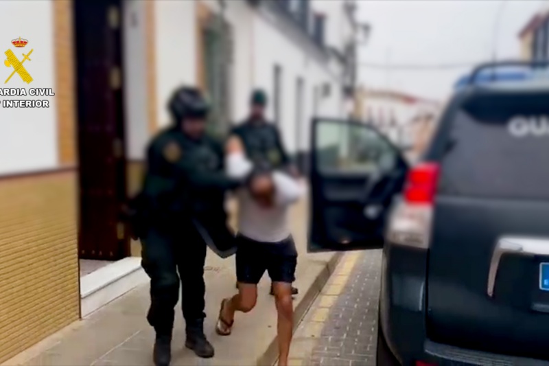 Detenido por amenazar con un arma de fuego a su expareja y huir de la Guardia Civil por la azotea de su vivienda en Benacazón (Sevilla)