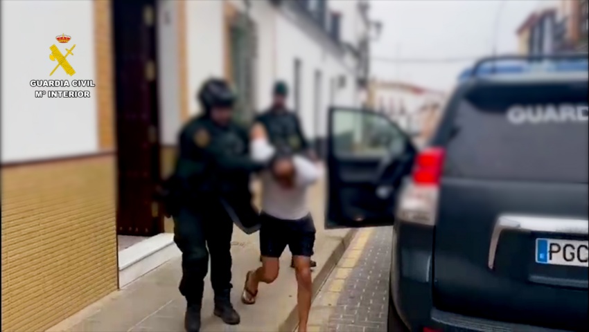Detenido por amenazar con un arma de fuego a su expareja y huir de la Guardia Civil por la azotea de su vivienda en Benacazón (Sevilla)