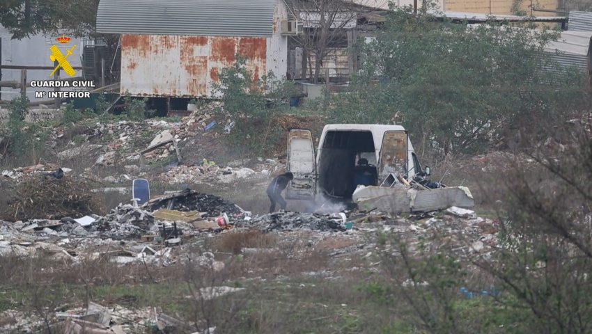 Siete personas investigadas por vertidos y quema de residuos en zonas urbanas en Sevilla y Alcalá de Guadaíra