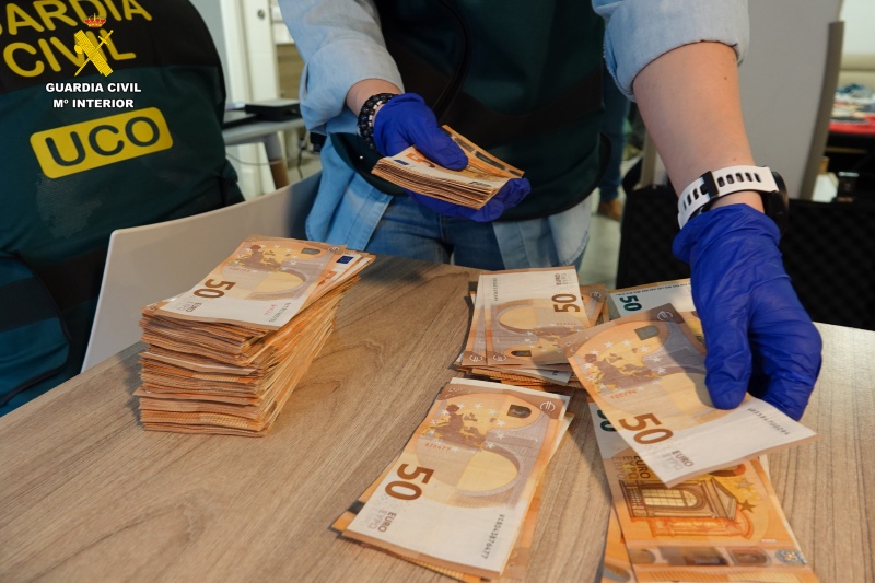 La Guardia Civil desmantela una red de phishing bancario y detiene al principal desarrollador de kits de robo de credenciales en España