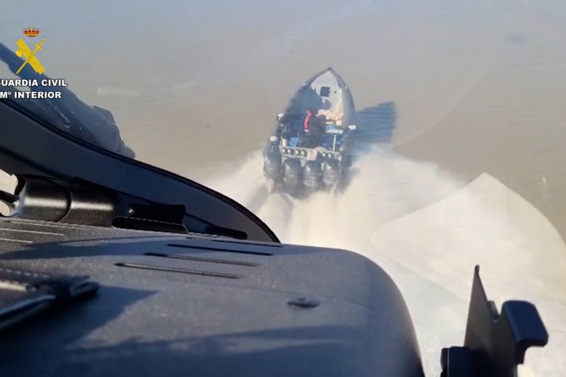 	La embarcación fue localizada por el Sistema Integral de Vigilancia Exterior (SIVE) por lo que se organizó un operativo conjunto por mar y aire 	La embarcación fue localizada por el Sistema Integral de Vigilancia Exterior (SIVE) por lo que se organizó un operativo conjunto por mar y aire