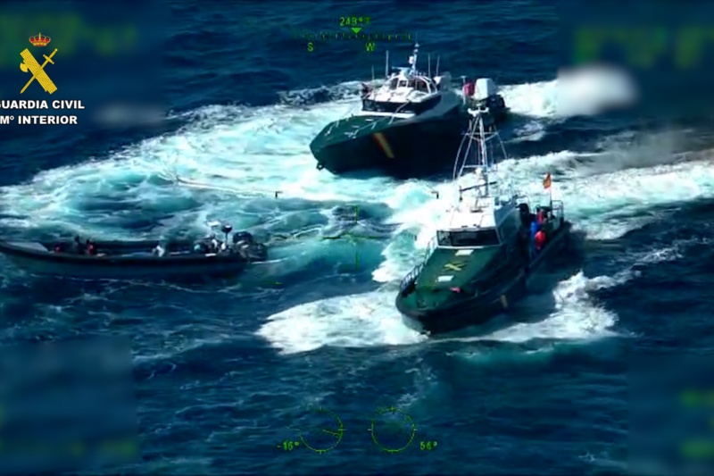 La embarcación fue localizada por el Sistema Integral de Vigilancia Exterior (SIVE) por lo que se organizó un operativo conjunto por mar y aire La embarcación fue localizada por el Sistema Integral de Vigilancia Exterior (SIVE) por lo que se organizó un operativo conjunto por mar y aire