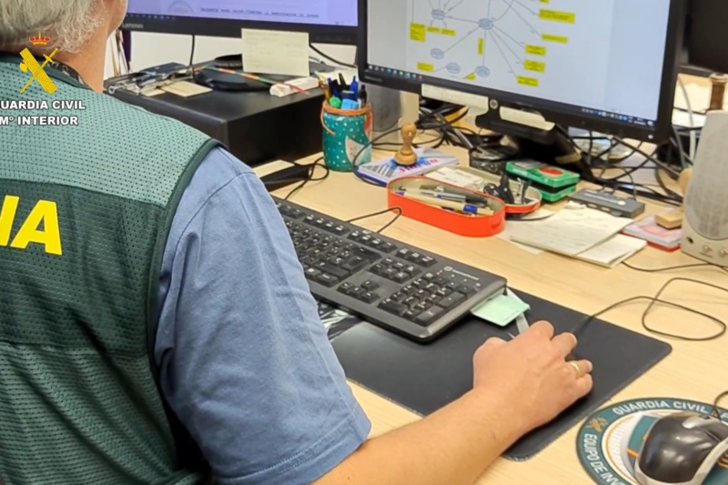 Investigadas 15 personas por fraudes que ascienden a 393.000 euros mediante smishing y vishing Investigadas 15 personas por fraudes que ascienden a 393.000 euros mediante smishing y vishing