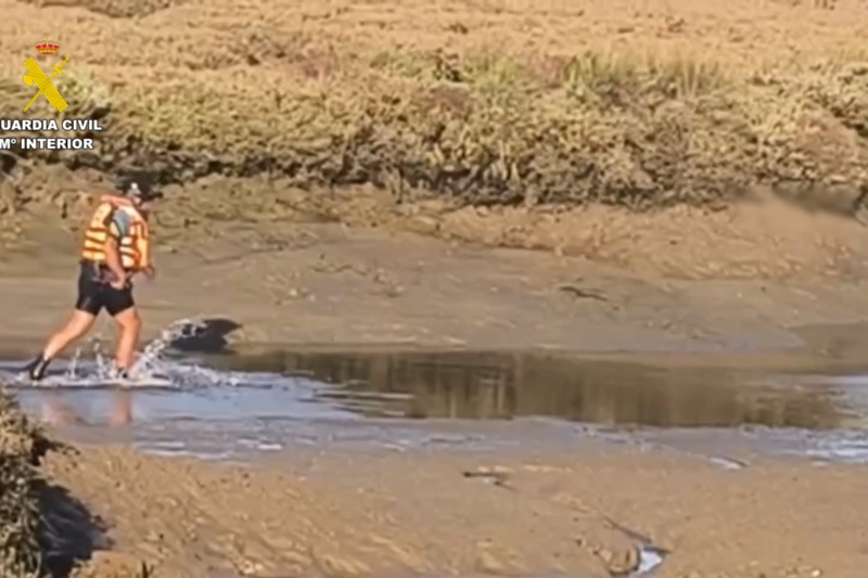 Detenidas infraganti diez personas al intentar descargar 3,5 toneladas de hachís en la costa de Huelva