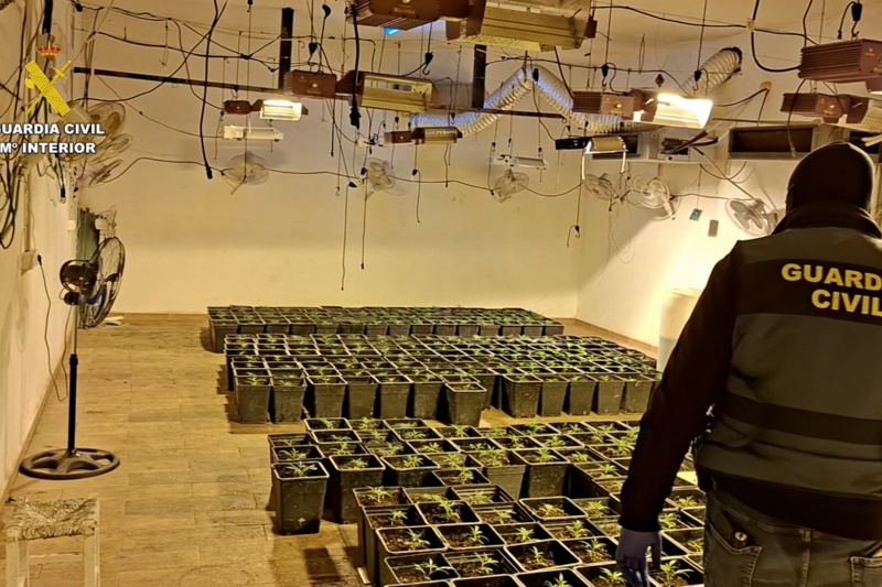 La Guardia Civil detiene a cinco personas por el homicidio de un hombre en Chiclana (Cádiz) tras un vuelco de droga La Guardia Civil detiene a cinco personas por el homicidio de un hombre en Chiclana (Cádiz) tras un vuelco de droga