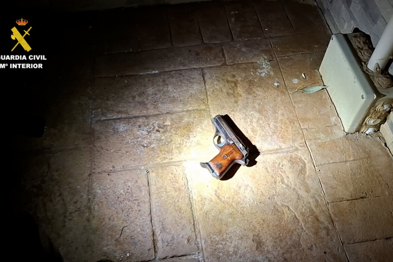 La Guardia Civil detiene a cinco personas por el homicidio de un hombre en Chiclana (Cádiz) tras un vuelco de droga La Guardia Civil detiene a cinco personas por el homicidio de un hombre en Chiclana (Cádiz) tras un vuelco de droga