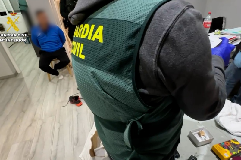 La Guardia Civil detiene a cinco personas por el homicidio de un hombre en Chiclana (Cádiz) tras un vuelco de droga La Guardia Civil detiene a cinco personas por el homicidio de un hombre en Chiclana (Cádiz) tras un vuelco de droga